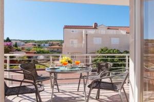 Apartments Island Beat - Two Bedroom Apartment with Balcony A6 ST, Supetar