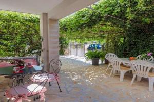 Apartment Oaza - Three Bedroom Apartment with Terrace and Sea View, Supetar