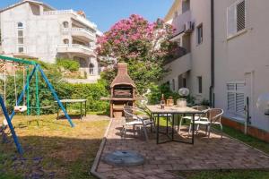 Apartment Tomas with balcony and sea view, Tice