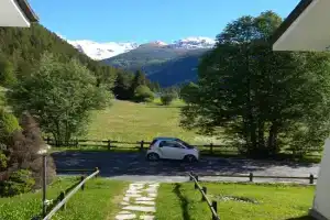 Chez Umbus, centrale e immerso nel verde, grande terrazzo Apartments, Champoluc