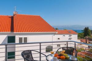 Apartments Island Beat - One Bedroom Apartment with Balcony and Sea View A1 ST, Supetar