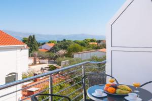 Apartments Island Beat - Two Bedroom Apartment with Balcony and Sea View A2 ST, Supetar