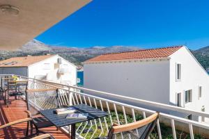Apartment Bobi - Three Bedroom Apartment with Balcony and Sea View, Slano