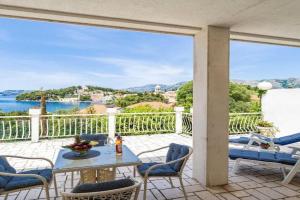 Apartments & Rooms Mara & Petrunjela - Two Bedroom Apartment with Terrace and Sea View, Cavtat