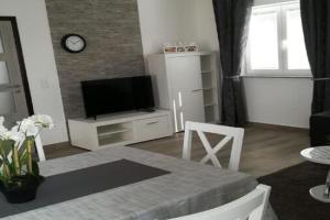 Apartment Villa Bijele Stijene - Two Bedroom Apartment with Terrace and Sea View, Karlobag