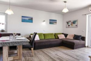 Apartments Victoria - One Bedroom Apartment with Terrace and Sea View A1, Pakostane
