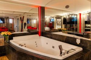 Royal Hot Jucuzzi Apartment, Lvov