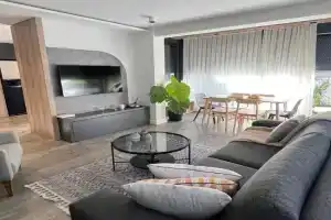 Leos Apartments Apart1, Side