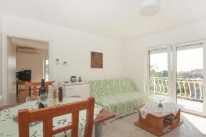 Bertie's Lodge - One Bedroom Apartment with Terrace and Sea View A2, Brna