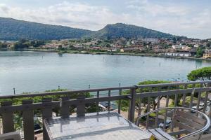 Stupendo Appartamento vista lago sulla passeggiata Apartments, Sarnico