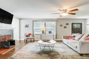 Pet-Friendly Home with Hot Tub in! Guest house, Atlanta