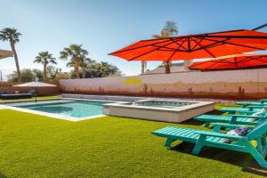 Spacious Yard, Sparkling Pool & Spa, Firepit, 9beds! Guest house, Indio