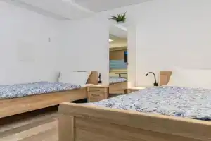 Private room #5 with 2 beds, ground floor, AC, only 2min to RAB, Ramstein