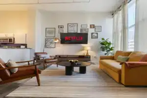 Indy Urban Nest - Sleeps 8 - Skywalk Access - Convention Center - Stadium Apartments, Indianapolis