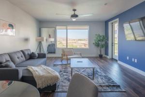 Stunning 1BD - Pool, Gym, Parking, W-D - Sleeps 4 Apartments, Scottsdale