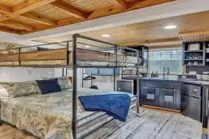 Bare Feet Bunkhouse-Close to beach & dog friendly, Gulfport