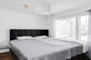 Cozy Holiday Home with Outside Jacuzzi & Sauna, Espoo