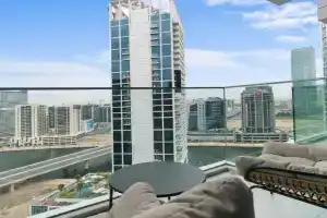 Waves - Chic High-Floor Studio Retreat with Canal Views, Dubai