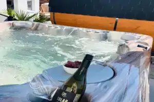 Lator Apartmanház, Villany