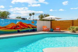 Family Friendly Retreat - Pool - Putting Green Guest house, Tempe