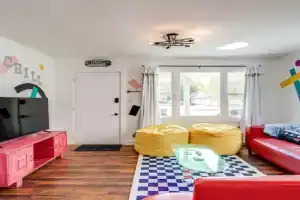 90s Crib -2bed 1bath, Funky Vibe, Central Location Guest house, Murfreesboro