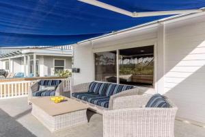 Oceanfront Oasis in Steps to Balboa Park, Pier, and The Fun Zone! Guest house, Newport Beach