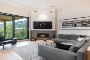 Blueberry Hill Estates 3144 by Outpost Guest house, Whistler