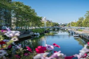 2 Bedroom Apartment with Canal View, Private Sauna, Sun Deck and EV Parking, Helsinki