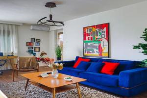 Sunny Retro Central Apartment, Pristina