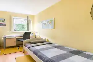 7 min to citycenter !! Subway U3 100m, southside singleroom own SHOWER, WC ! free WIFI ,TV, dishes, fridge, oven, waterheater, microwave, coffee, bike, next to river and park, restaurants and supermarkets around 200m, nonsmoker ! self check in -simply, Munchen