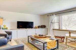 Less Than 1 Mi to Lambeau Field Home with Grill! Guest house, Green Bay