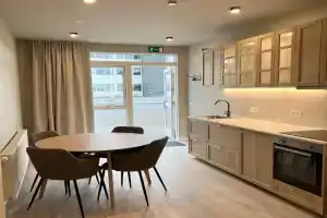 Erobik Apartments, Hofn