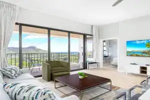 Newly Renovated Ocean & Diamond Head Views Condo with Parking Guest house, Honolulu