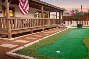 LeMay Haus - Fire Pit, Heated Pool & Close to Main Guest house, Fredericksburg