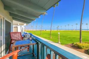 Condo in with Private Balcony and Ideal Location by the Pier Guest house, Newport Beach