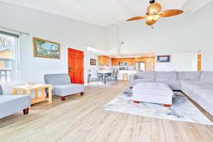 Oceanfront Condo in with Private Balcony and Perfect Location by the Pier Guest house, Newport Beach