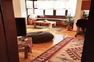 Beach House Apartment, Side