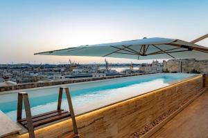 Moon Malta Boutique Stay with Rooftop Pool & Sea Views of Valletta, Grand Harbour & Three Cities Mini-hotel, Tarxien