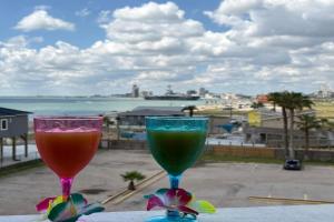 Corpus Christi North Beach Cozy Condo, 2 Heated pools and Balcony Ocean Views! Apart-hotel, Corpus Christi