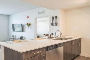 Chic and Modern Getaway with Gym 5 Min to Downtown Apartments, Boise