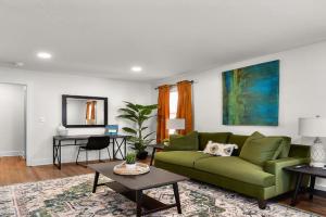 Retro Glam: Colorful Mid-Century Haven Apt 2 Guest house, Omaha