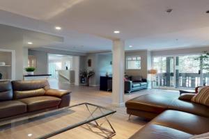 LAGOONS 20 Village location Rare 5BDR Condo With Private Hot Tub, Whistler