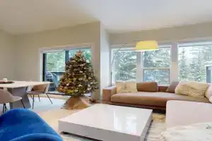 TELEMARK 25 Ski-In Ski-Out Access Steps To Ski Lifts Renovated Townhome Guest house, Whistler