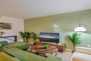 Vibrant Modern Escape, Walk To Dining, Near Beach Apartments, Sarasota