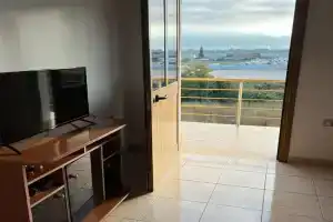 Karaj Apartments, Rinas