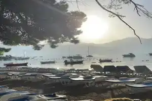 Holiday house by the sea, Biela