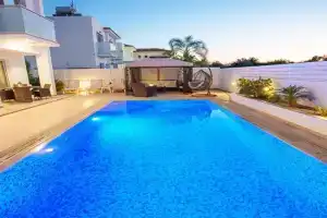Hubstay - Blue Harmony Villa in - 5 min Walk to the Beach, Protaras