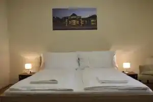 Nosztalgia és apartman, Morahalom