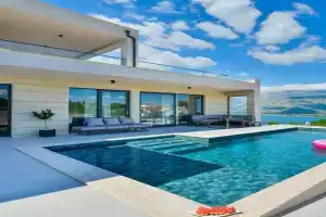 Villa in with Swimming Pool, Vinjerac