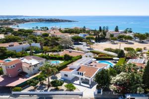 Ivy Blue Villa by Nomads - Short Walk to, Coral Bay